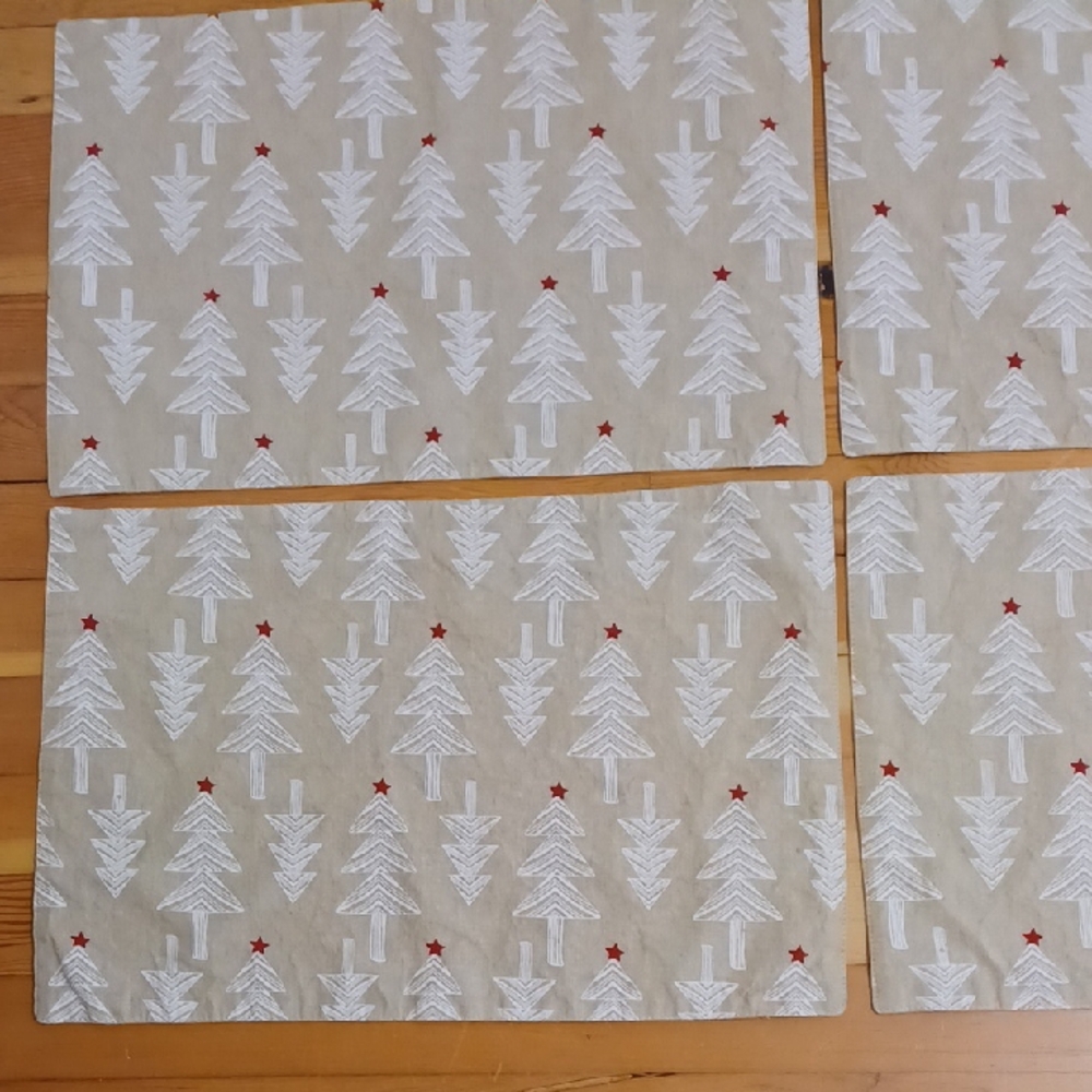 Set of 4 Festive Tree Pattern Placemats. Perfect Condition. 12" X 18 3/4"